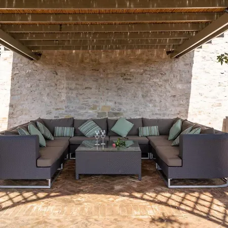 Rustic Monticelli With Xxl Pool In Umbria